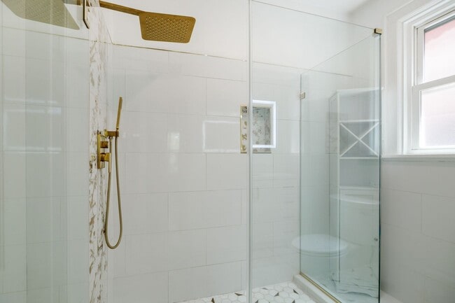Building Photo - Beautiful Renovated 3 Bedroom 2.5 Bath off...