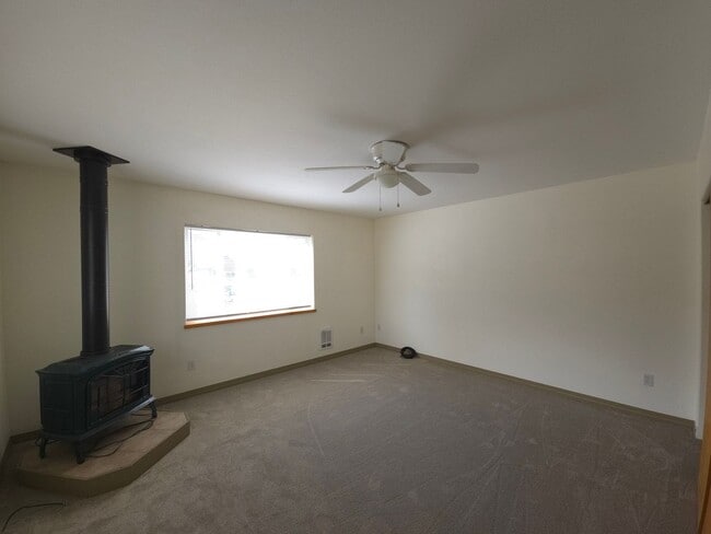 Building Photo - 3 Bedroom 2 Bath