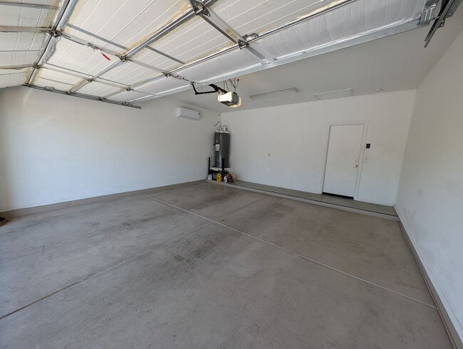 Building Photo - 3 Bedroom Home in the Crismon Crossing Com...