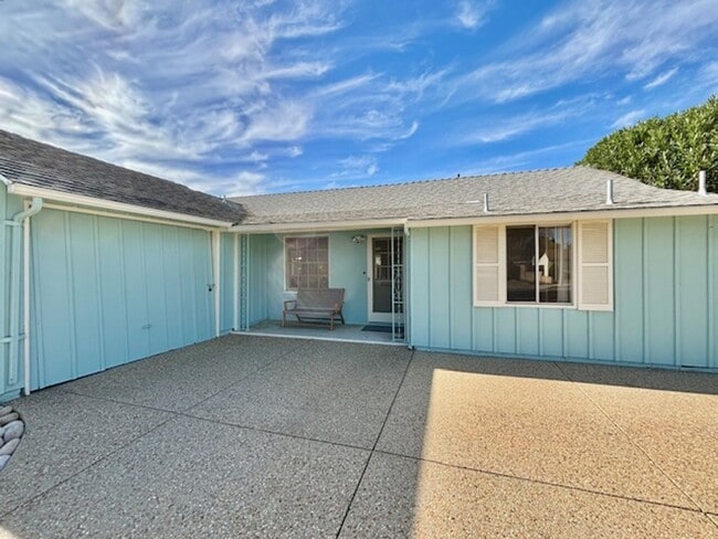 Building Photo - 211 E - Midtown Blue Bungalow | FURNISHED