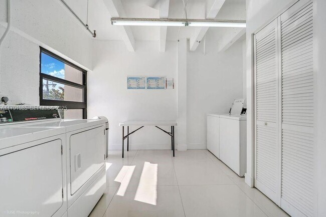 Building Photo - 575 Crandon Blvd