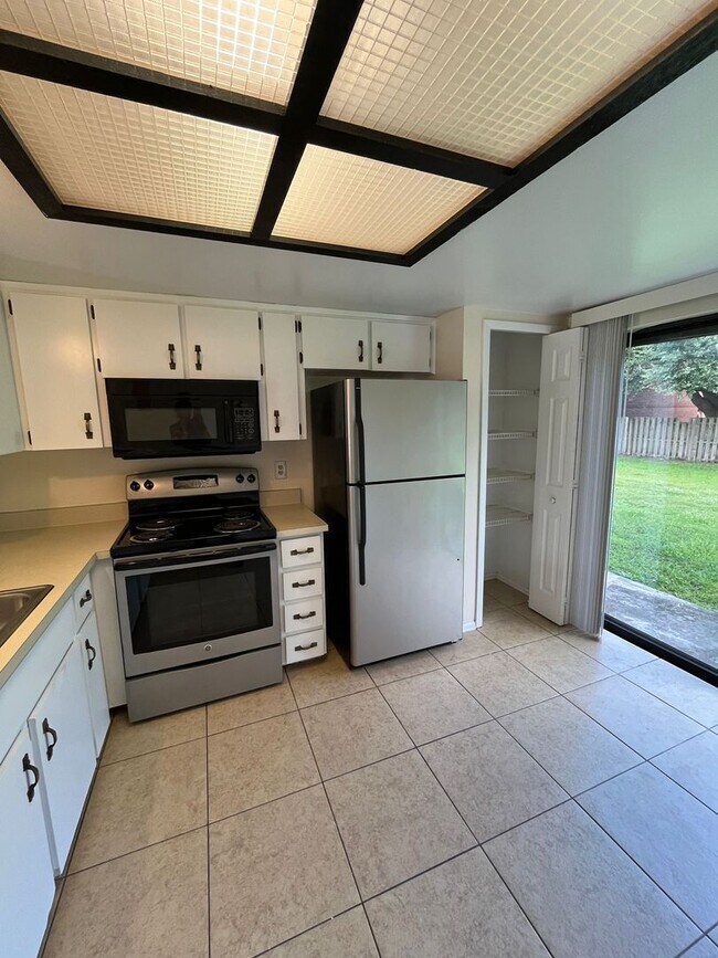 Building Photo - **COMING SOON** 2 Bedroom, 2.5 bathroom Townhouse near UCF