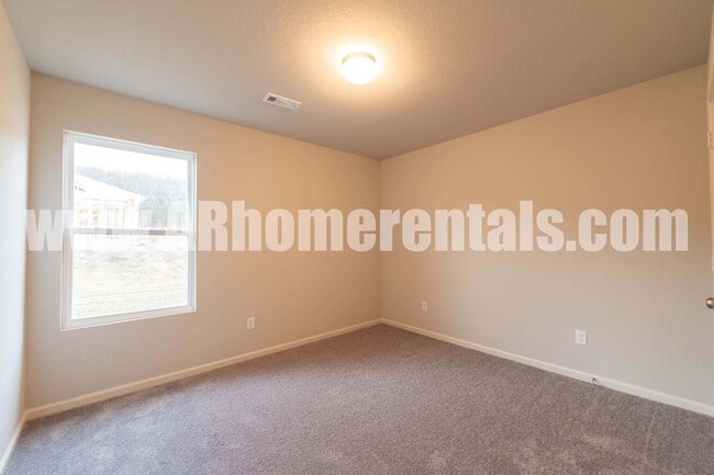 Building Photo - Spacious Newer Home!