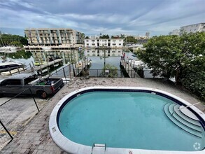 Building Photo - 2 br, 2 bath Condo - 8101 Crespi Blvd Apt 204