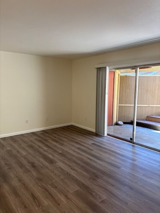 Building Photo - Close to Campus 2BD/1.5 BA Townhouse - Ava...
