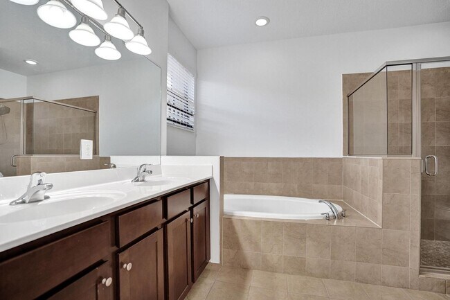 Building Photo - Gorgeous Townhome in Parkland