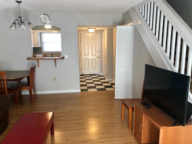 Building Photo - Flexible Lease Term Available for 2 Bed/1.5 Bath Townhome!