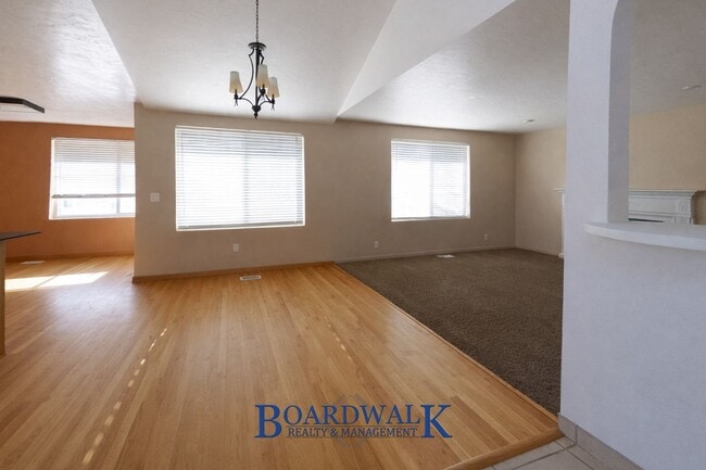 Building Photo - Beautiful 6 Bedroom Home in Sandy!