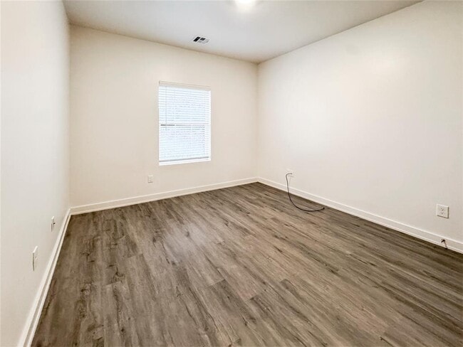Building Photo - 305 7th St