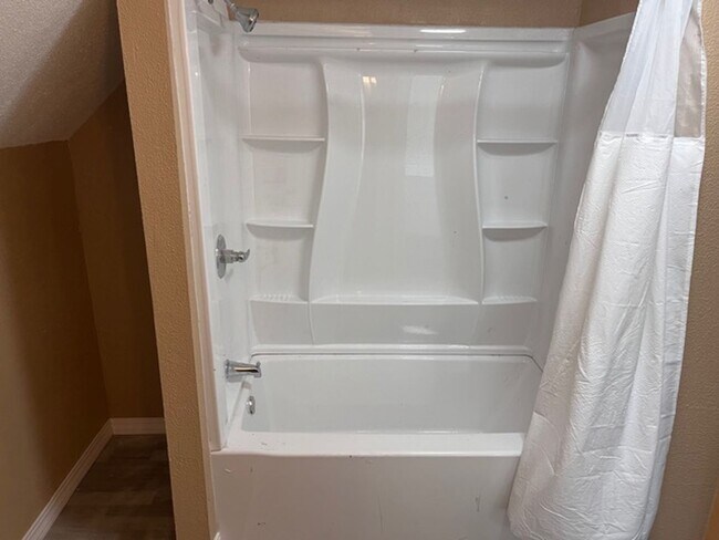 Building Photo - 4 Bed - 1.5 Bath - Single Family Home in Lorain