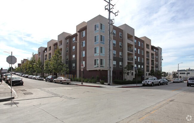 Building Photo - Flores Del Valle