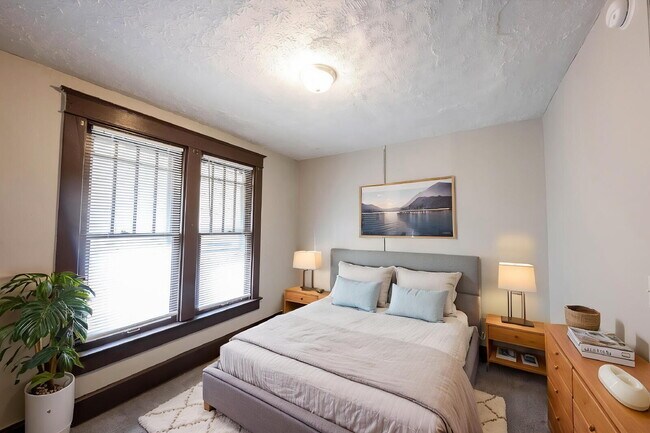 Building Photo - "Charming 3-Bed Duplex Retreat in Indianapolis – Spacious 1,318 Sq Ft with Modern Amenities!"