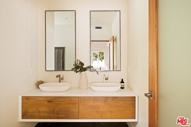 Building Photo - 2701 Jalmia Dr