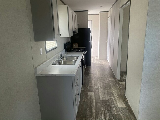 Building Photo - 1250 Lakeview Dr