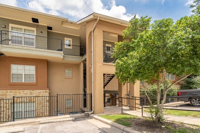 Building Photo - 6810 Deatonhill Dr