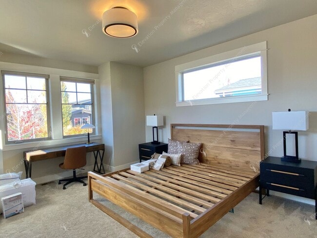 Building Photo - Luxury Single-Level 3BR - 3.5BA Living in Tetherow