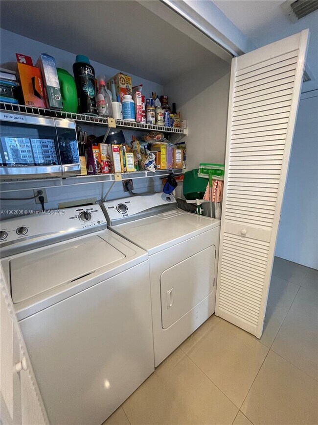 Building Photo - 540 Brickell Key Dr