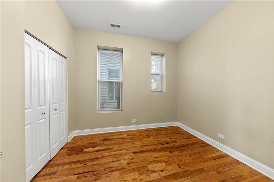 Building Photo - 3927 N Clarendon Ave