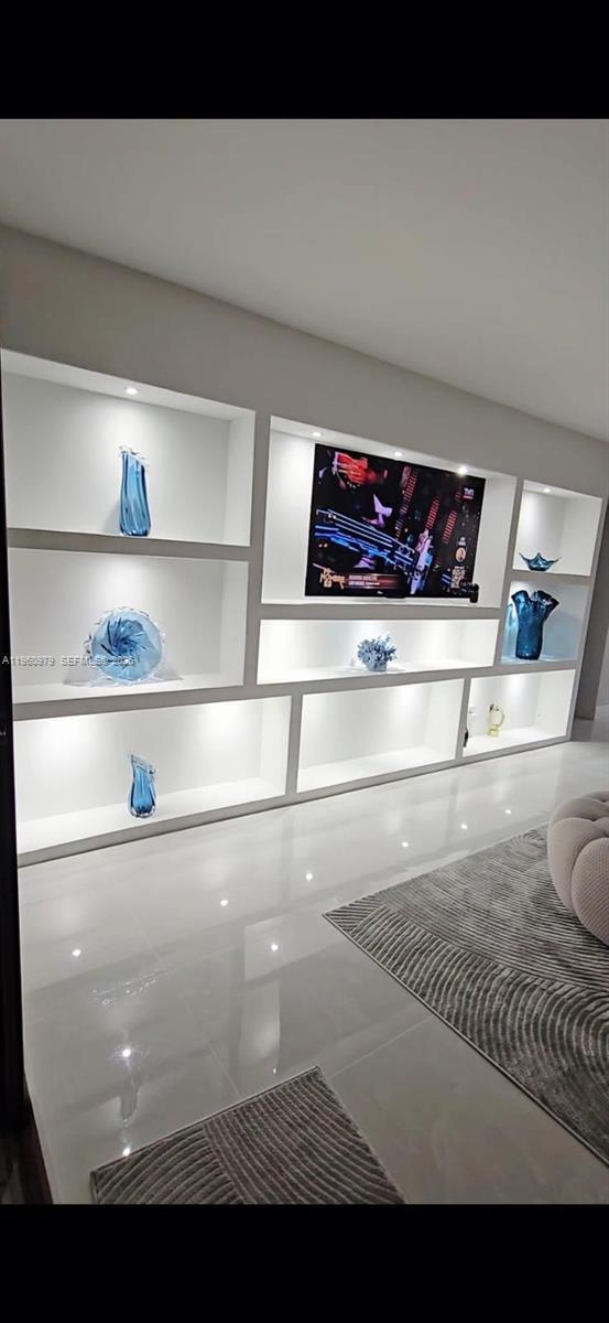 Building Photo - 1000 W Island Blvd