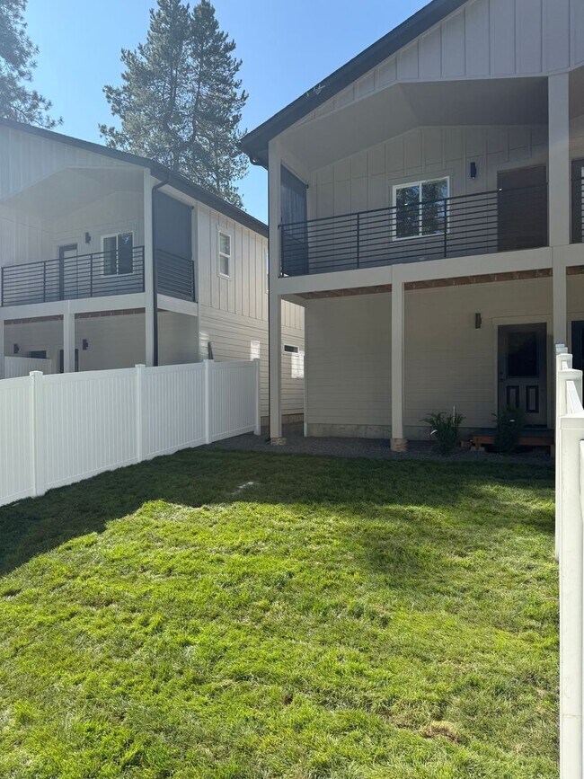 Building Photo - Duplex in CDA !