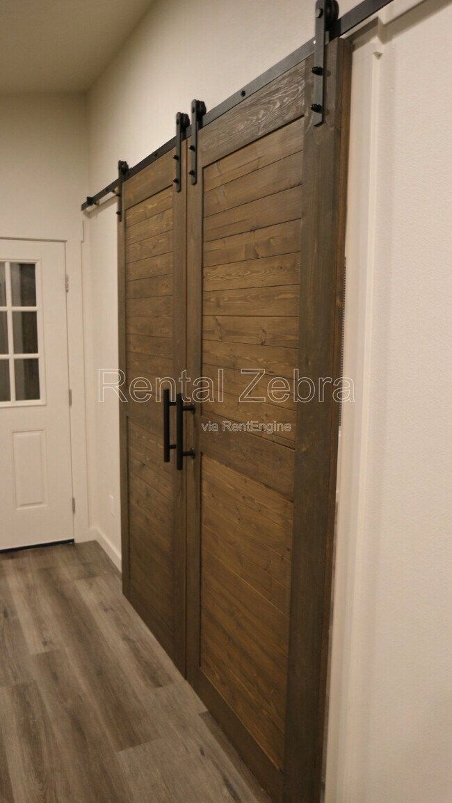 Building Photo - 374 SE Garner St