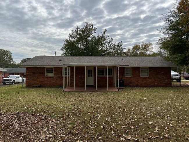 Building Photo - Check out this 3- Bedroom Prattville Cutie !!