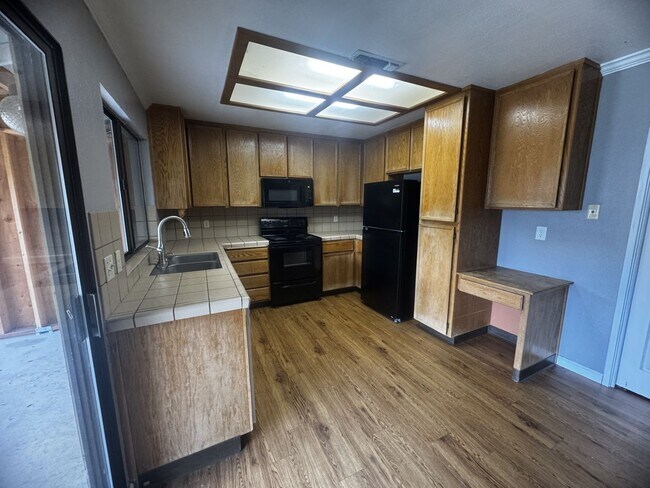Building Photo - Oakdale Home 3 bedrooms 2 bathrooms