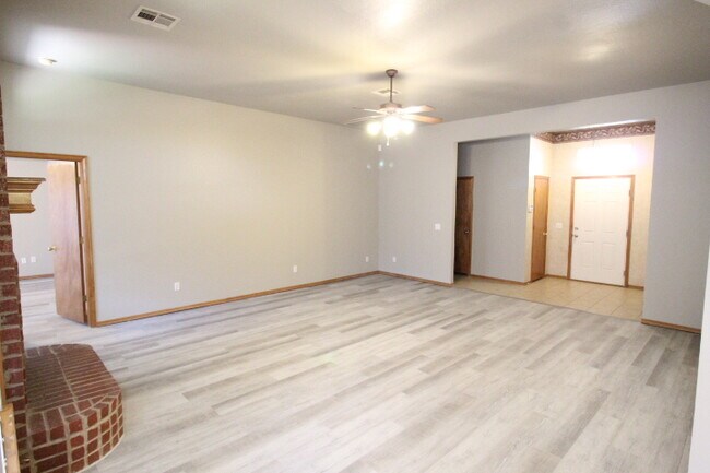 Building Photo - 620 Eastview Dr