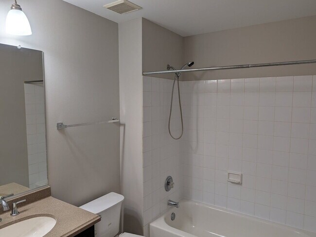 Building Photo - Bright Townhome Living in Convenient Leesburg Location