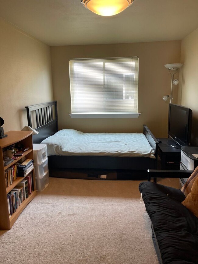 Building Photo - Bright & Spacious Top-Floor Condo in Greenwood!