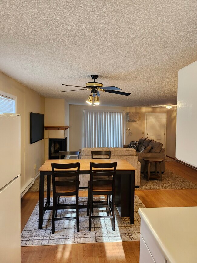 Building Photo - 2121 E Upriver Dr