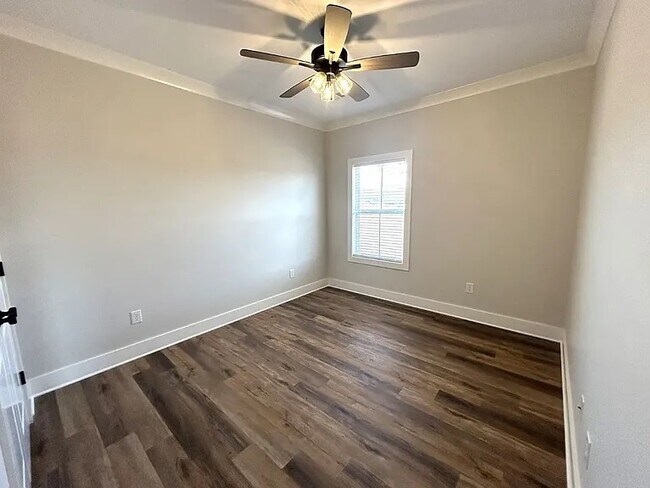 Building Photo - 300 N Rayleigh Dr