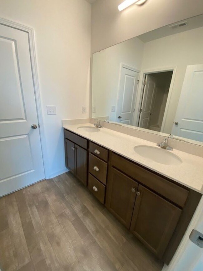 Building Photo - Brand new 3 bedroom 2.5 bath home in Leland