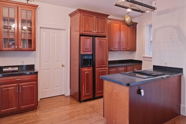 Primary Photo - 140 Charles St