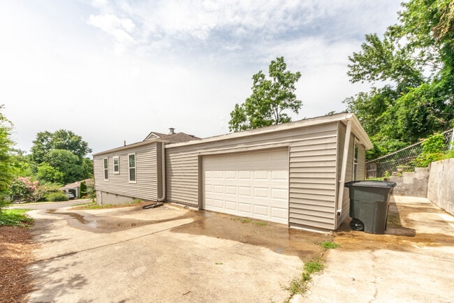 Building Photo - 833 Grove St