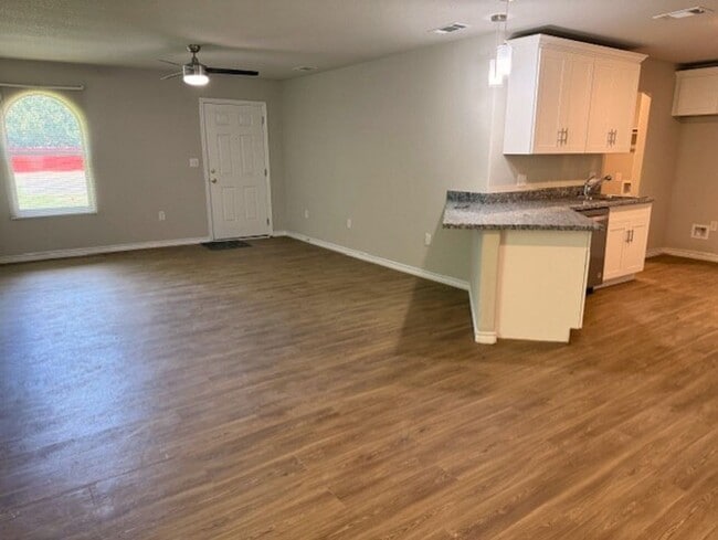 Building Photo - 2410 Westcliff Rd
