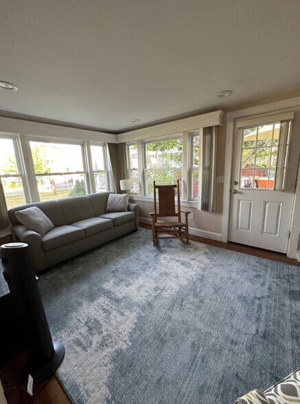 Building Photo - 341 Shawomet Ave