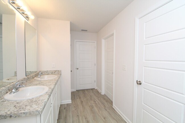 Building Photo - Modern 3BD/2BA in Ashland Manor – Open Lay...