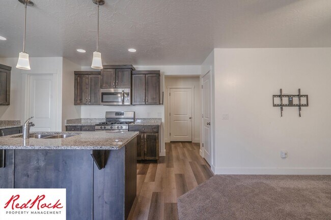 Building Photo - Move In Special - $500 Off First Months Re...