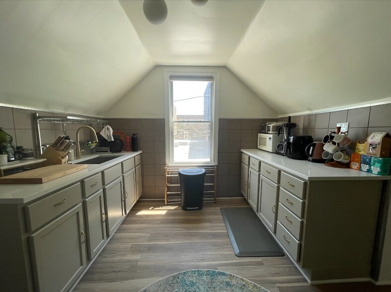 Building Photo - 814 N Fairfield Ave