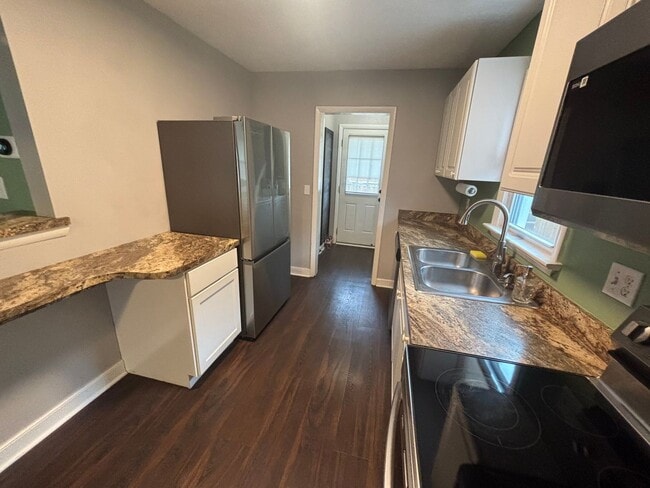 Building Photo - Charming 3 Bedroom 1 Bathroom Brick Ranch ...