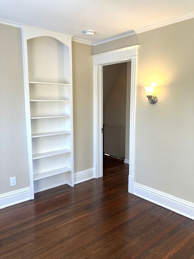 Building Photo - 544 Ravine Ave