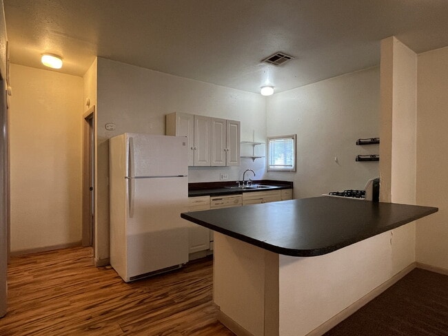 Building Photo - 3 Bedroom House for Lease!!