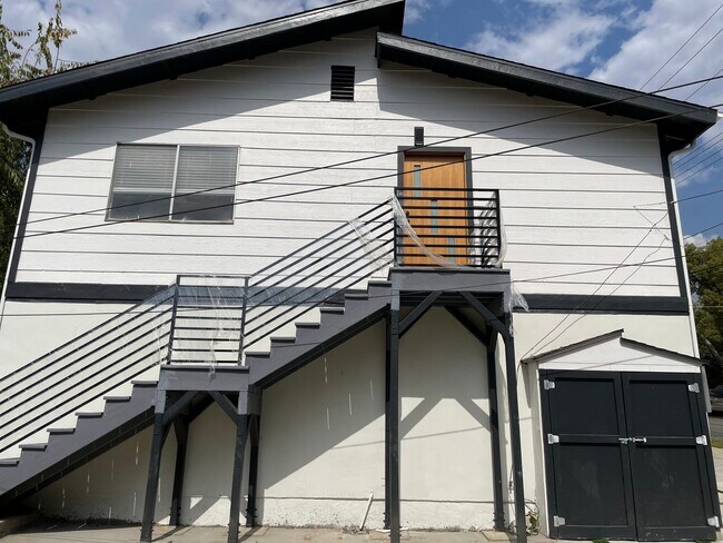 Building Photo - 1385 N Marengo Ave