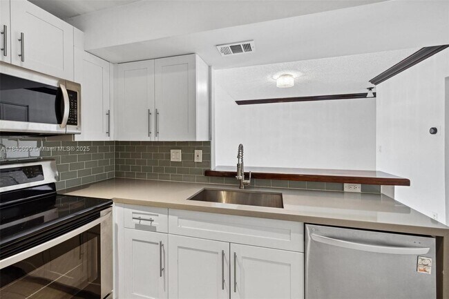 Building Photo - 9741 Fontainebleau Blvd