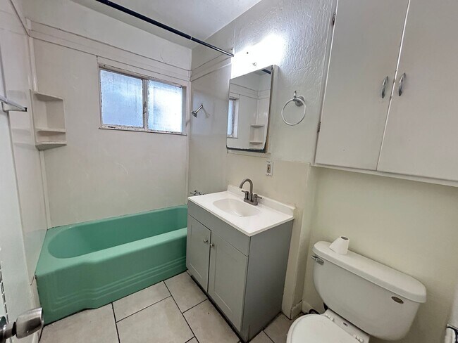 Building Photo - No Hoa! Single Story House with 4 Bedrooms 2 Bathrooms!