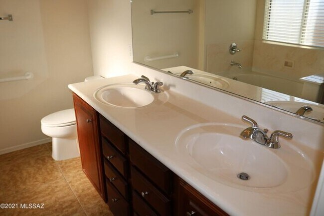 Building Photo - Move in Ready 2 bedroom 2 bath with den!