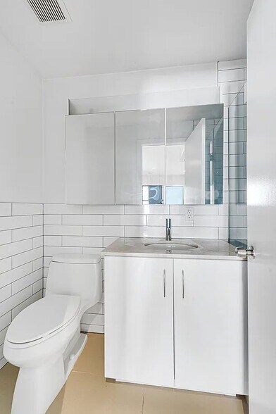 Building Photo - 165 Ludlow St