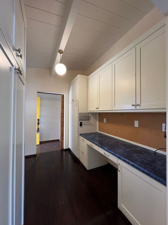Building Photo - Charming 2BR/2BA Home Just Minutes from the Beach – Fully Landscaped, Spacious & Private