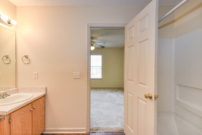Building Photo - 3 Bedroom, 2 Bath Home with Fully Fenced Yard – Pet Friendly!
